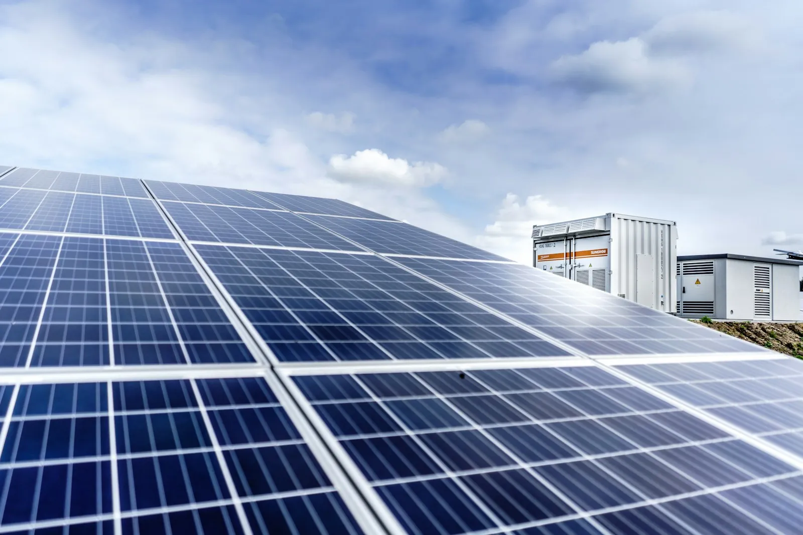 Photovoltaik-Anlage mit Wechselrichter-Station – Referenzprojekt der AD Solarsystem GmbH