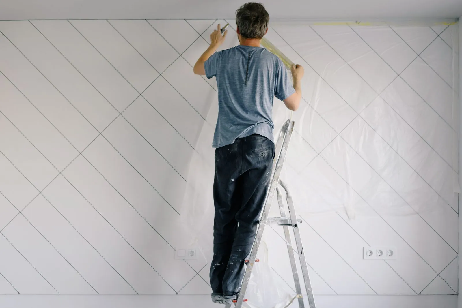 Maler bei der Arbeit: Anstrich einer hellen Innenwand